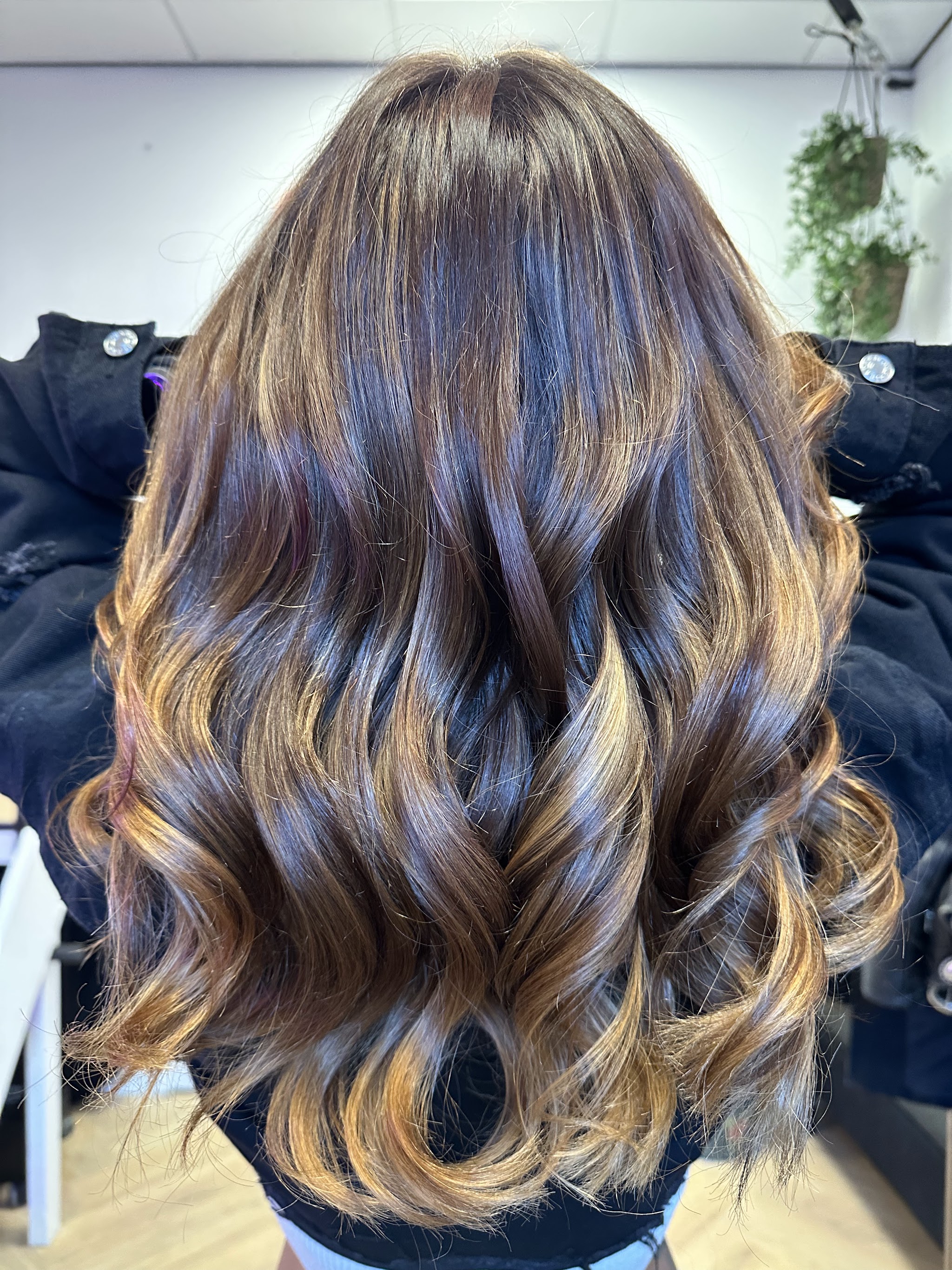 Bruin haar met balayage en losse krullen, van achteren