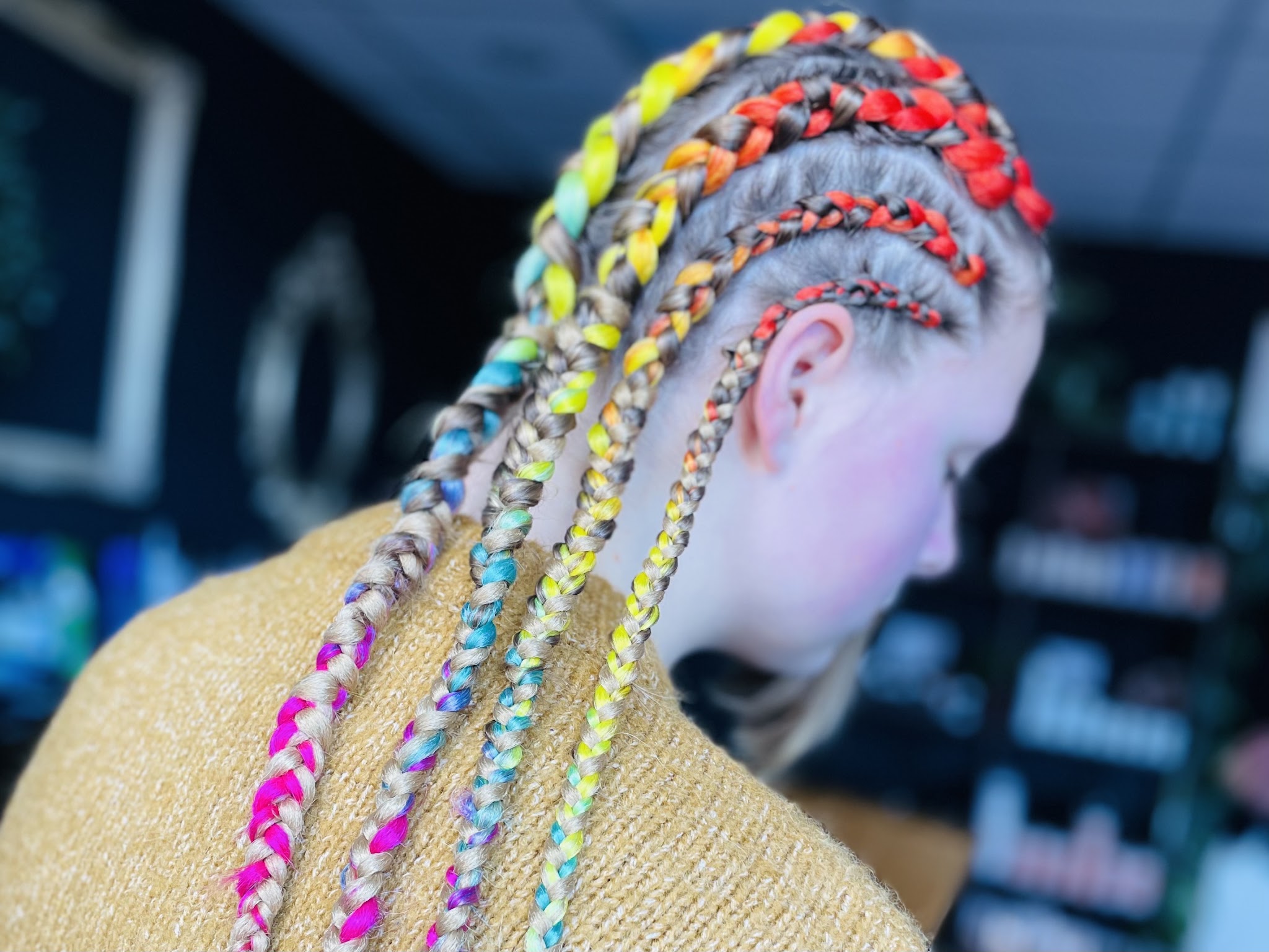 Vlechten met gekleurd vlechthaar in rood, geel, blauw en roze